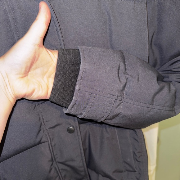 Women’s Canada Goose- medium - Picture 11 of 15